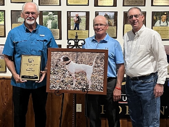 Craig Hiatt accepting Amateur Shooting Dog of the Year for Craig’s Runnin Roxie.