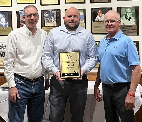 Owner Geoff Johnson presented with his Chippewa’s Dog of War RU Amateur Shooting Dog of the Year plaque.